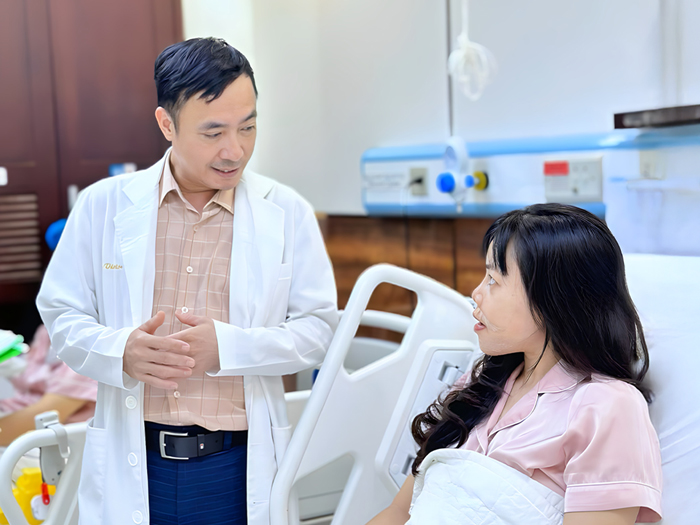 bác sĩ hỏi thăm khách hàng sau chỉnh hàm tại kangnam, cơn đau thuyên giảm và khách hàng đã hồi phục tốt