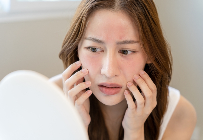 Vùng má bị lõm hóp, không cân đối sau khi hạ gò má sai kỹ thuật