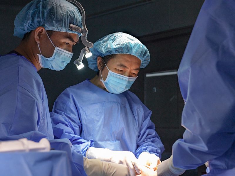 Các bác sĩ thực hiện nhiều phẫu thuật cải thiện khiếm khuyết trên gương mặt, giúp các thí có cuộc sống bình thường.