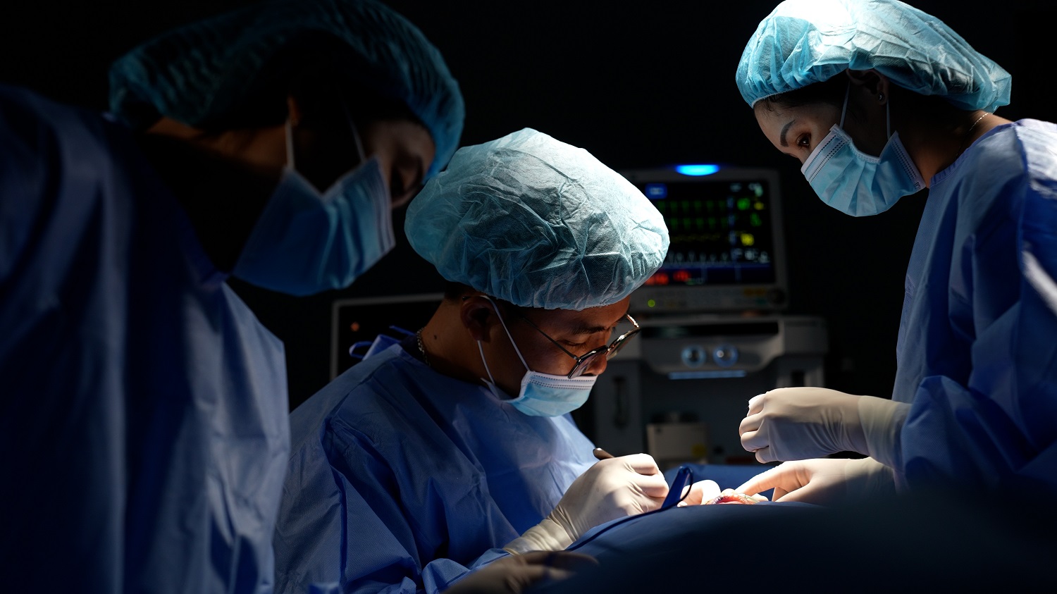 Quá trình phẫu thuật diễn ra trong phòng thủ thuật, đảm bảo vô khuẩn và an toàn