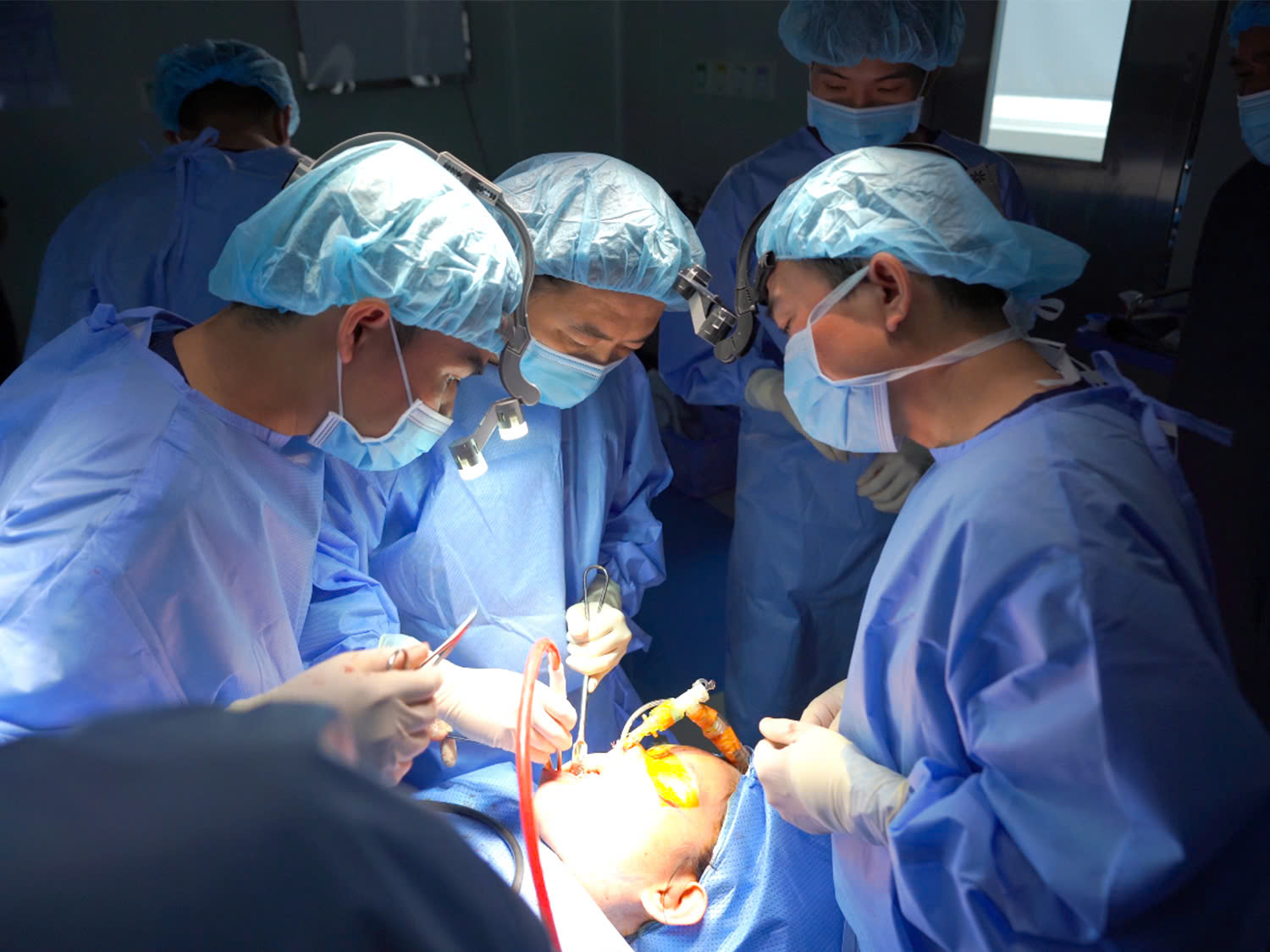 Chỉnh hàm là bước rất quan trọng, các bác sĩ áp dụng kỹ thuật xoay trục xương hàm để tạo sự cân đối cho khuôn mặt