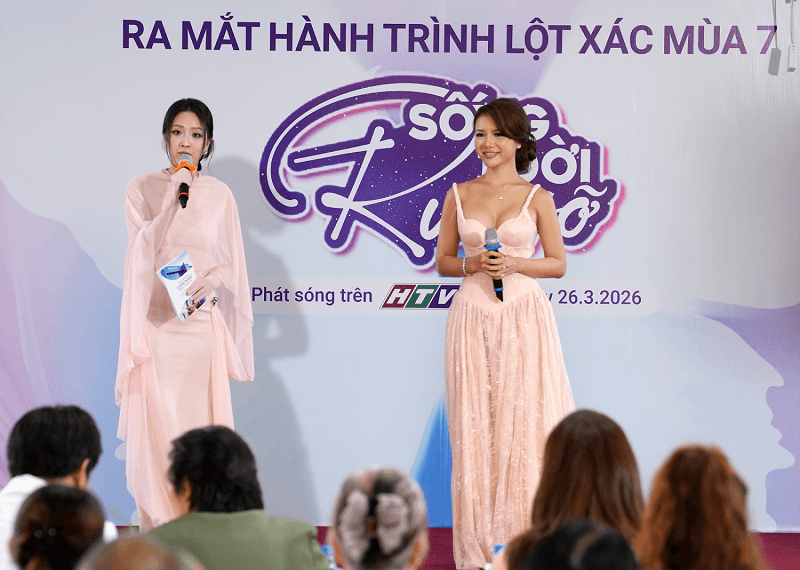 Liêu Hà Trinh và Hot Tiktoker Xuân Ca chia sẻ tại chương trình họp báo. 