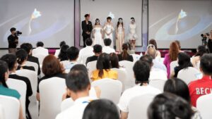 Hành trình lột xác: Bạn có quyền sống trọn vẹn và rực rỡ theo cách của riêng mình