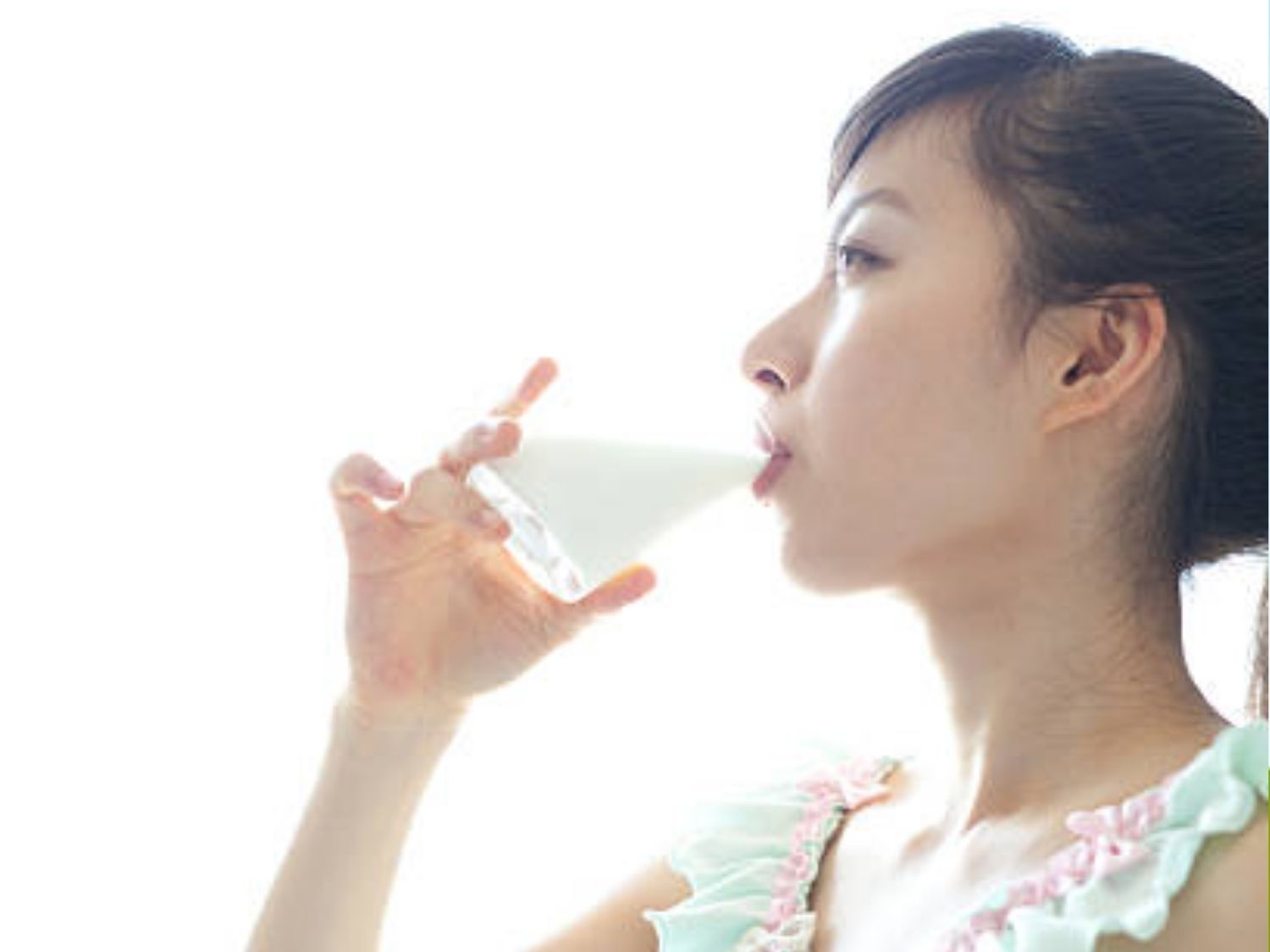 cô gái uống sữa sau gọt hàm bổ sung dưỡng chất cho cơ thể sau phẫu thuật