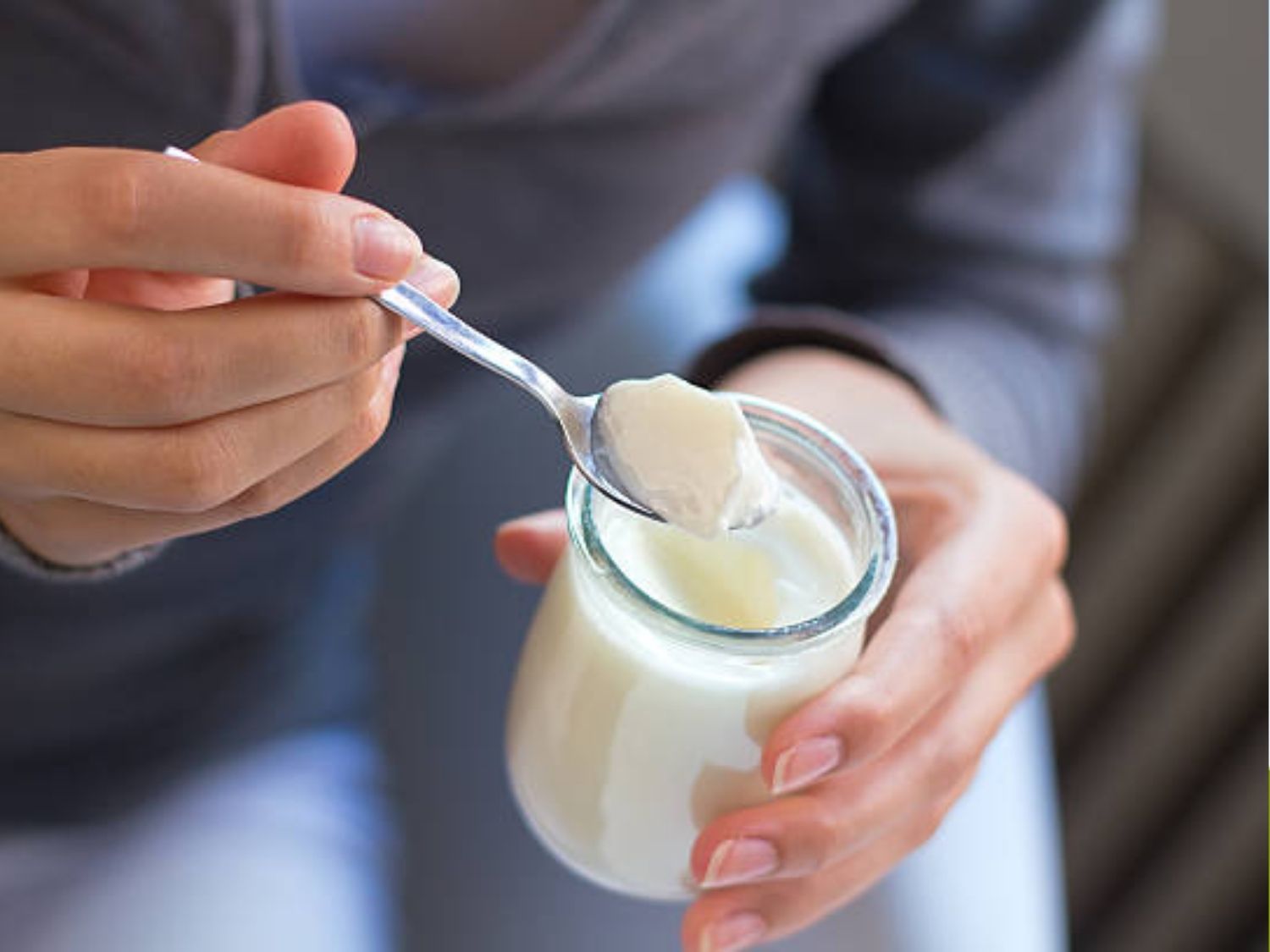 sau gọt hàm nên ăn sữa chua để bổ sung thêm dưỡng chất giúp vết thương nhanh lành