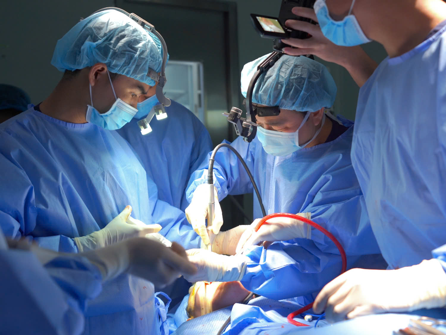 ekip bác sĩ phẫu thuật cho Bảo Ngọc trong phòng vô trùng tại Kangnam