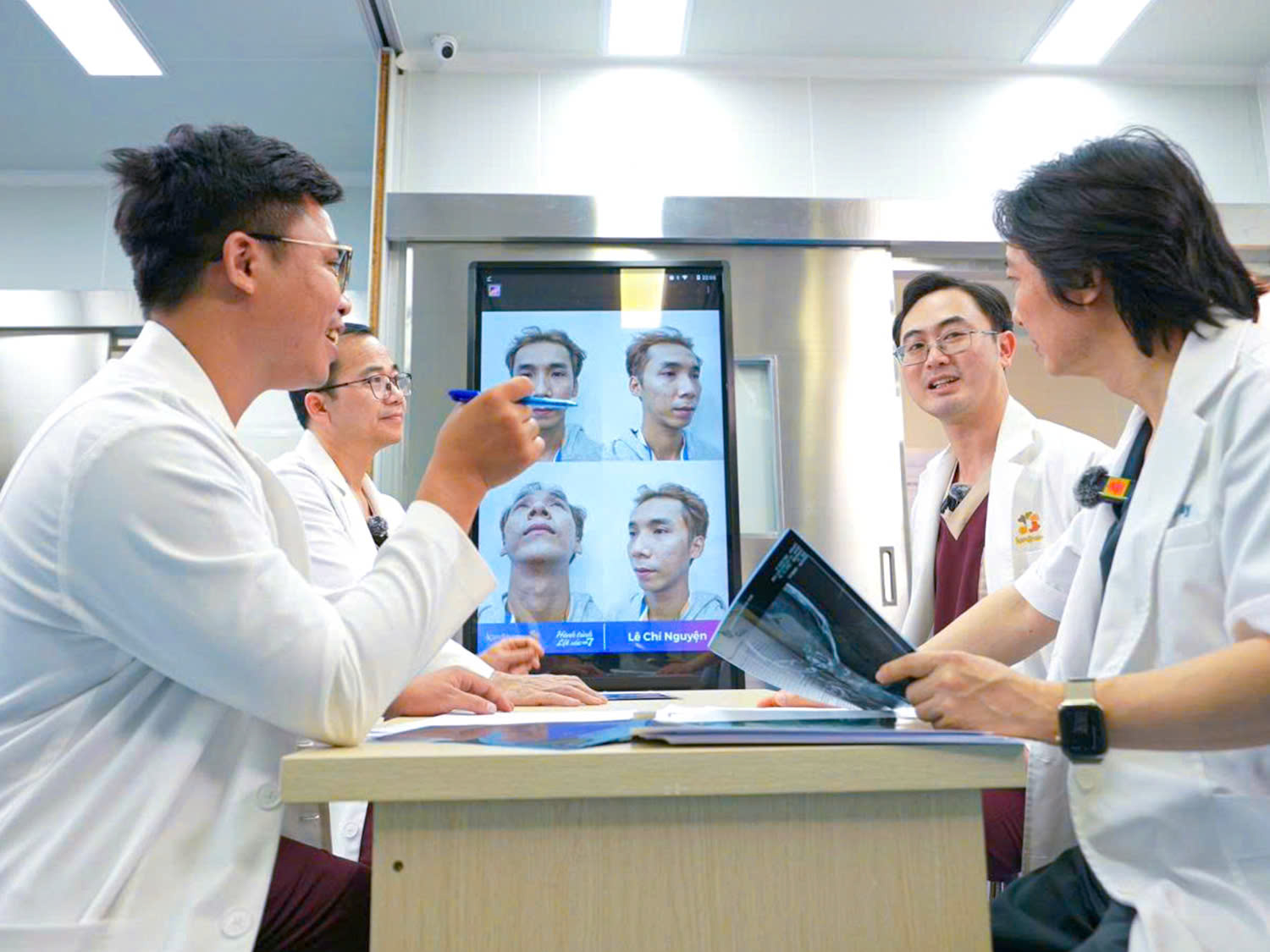 TS.BS Richard Huy và ekip bác sĩ Kangnam hội chẩn phẫu thuật cho Lê Chí Nguyện.