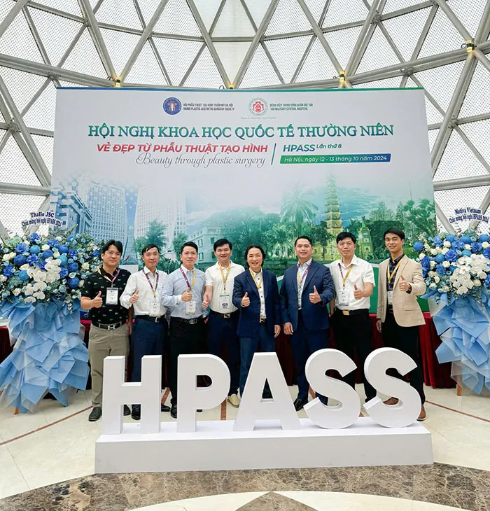 Ts.BS.Richard Huy và đội ngũ bác sĩ thẩm myc của Bệnh viện Thẩm mỹ Kangnam tham hội nghị