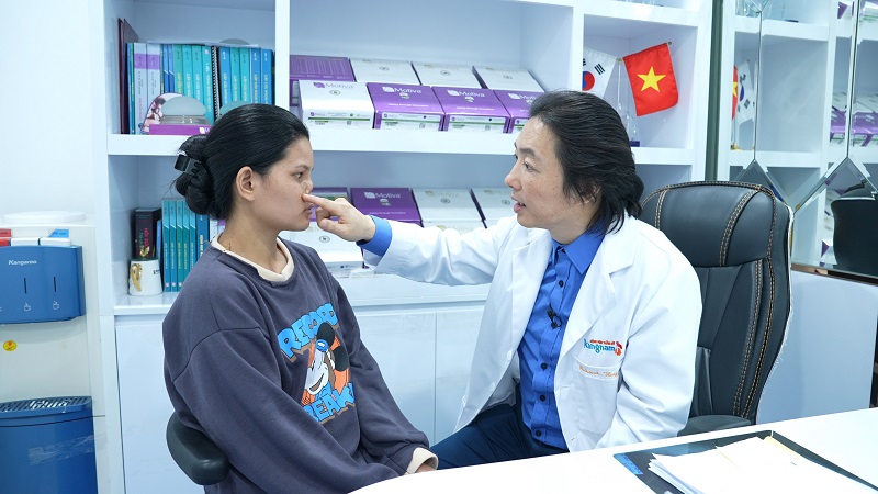 Lò Thị Lệ được TS.BS.Richard Huy thăm khám và lên kế hoạch phẫu thuật