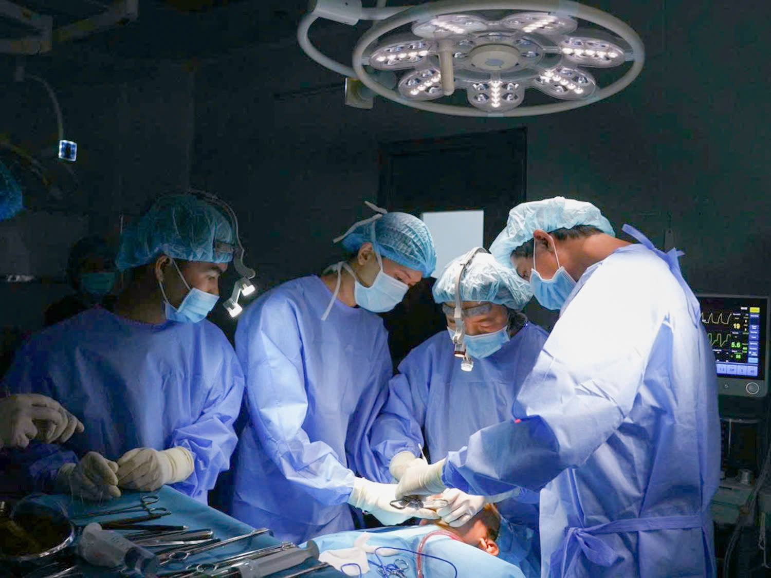 Đội ngũ bác sĩ chuyên khoa tại Kangnam trực tiếp thực hiện các ca phẫu thuật phức tạp cho thí sinh mùa 7.