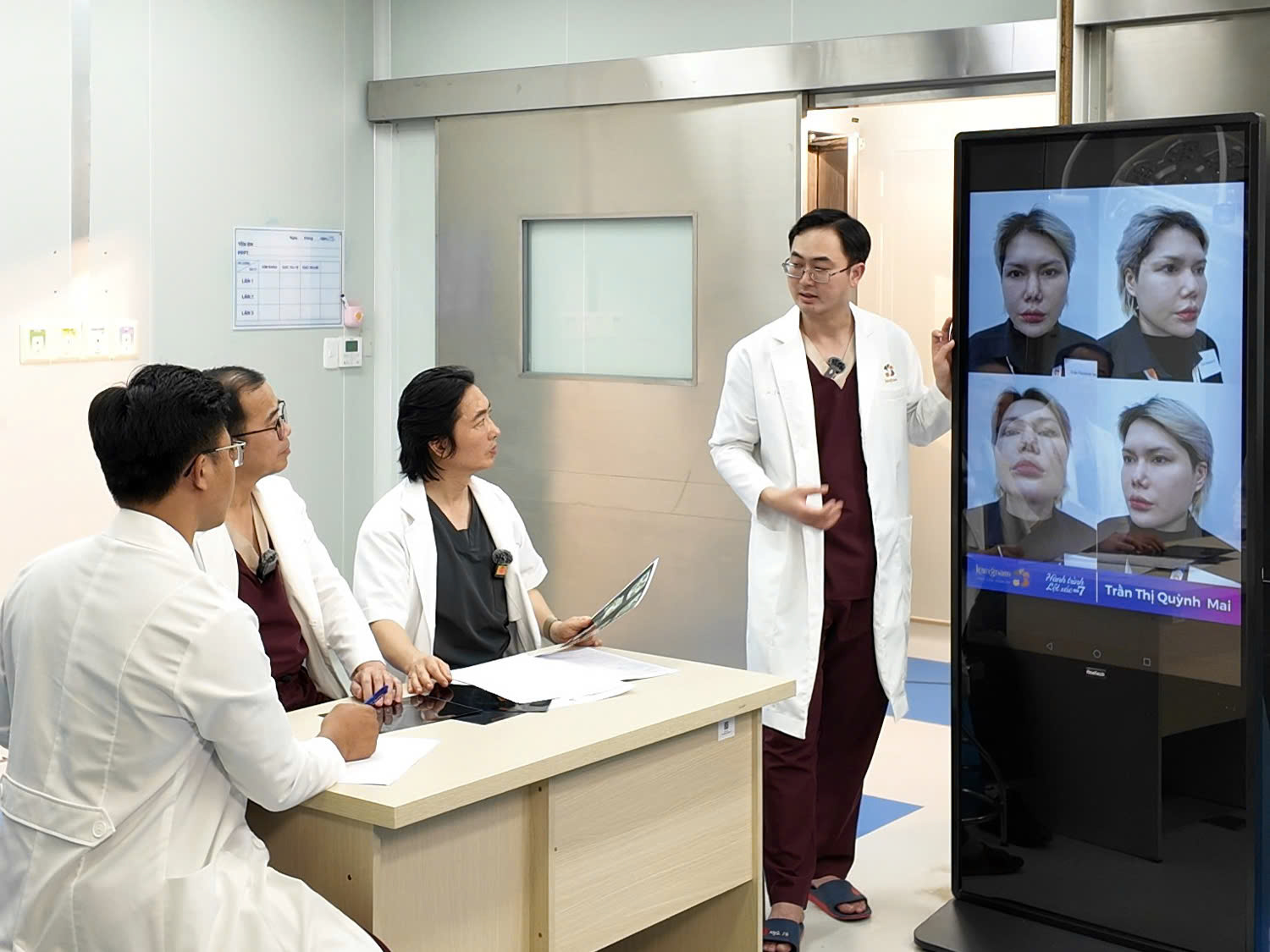 ekip bác sĩ Kangnam hội chẩn cho Quỳnh Mai