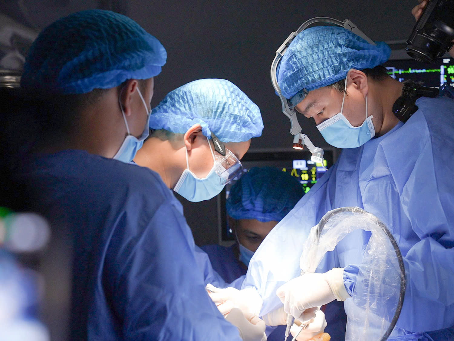 Quá trình bác sĩ phẫu thuật cho Quỳnh Mai