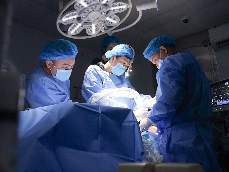 Quá trình phẫu thuật diễn ra trong phòng thủ thuật đảm bảo vô trùng