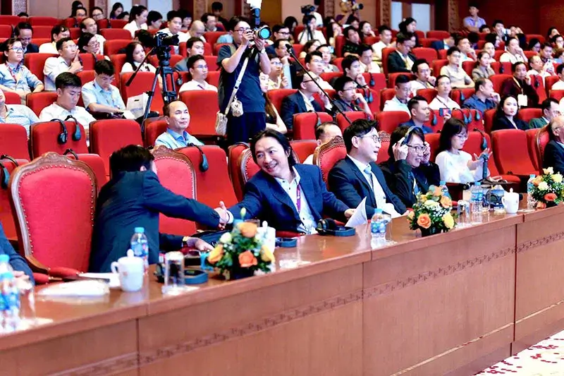 Buổi hội nghị là cơ hội để TS. BS Richard Huy chia sẻ kinh nghiệm về PTTM với các chuyên gia hàng đầu 