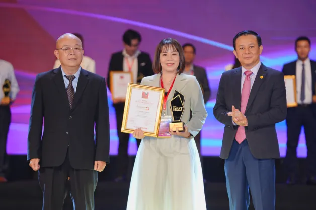 Đại diện Hệ thống thẩm mỹ Kangnam nhận danh hiệu