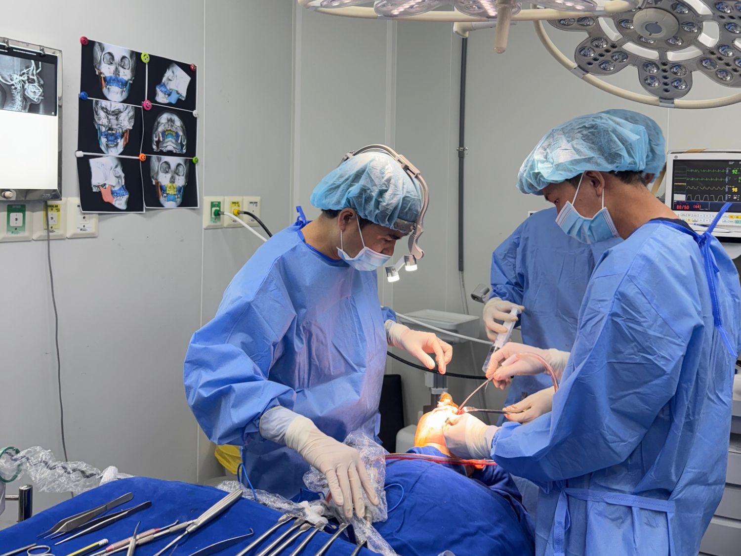 Quá trình phẫu thuật cho Ngọc Trâm kéo dài 120 phút trong phòng thủ thuật đảm bảo vô khuẩn