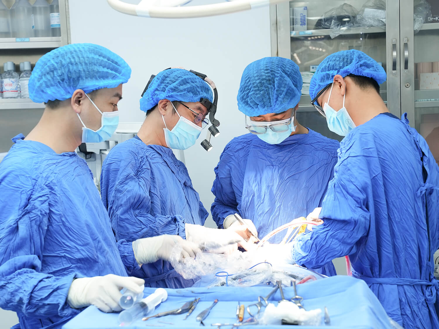 Bác sĩ Chỉnh trực tiếp thực hiện chỉnh hàm cho chị Thanh trong phòng thủ thuật chuẩn Y khoa