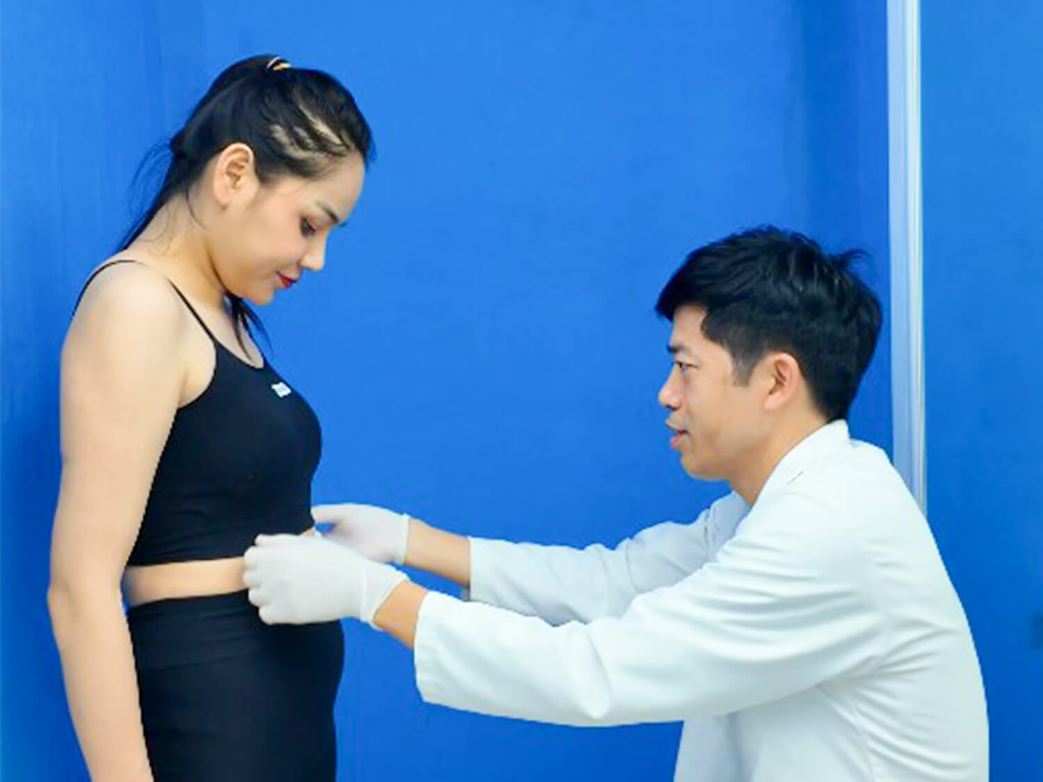 Bác sĩ Cường thăm khám, đánh giá tình trạng mỡ thừa của Hương và tư vấn giải pháp phù hợp