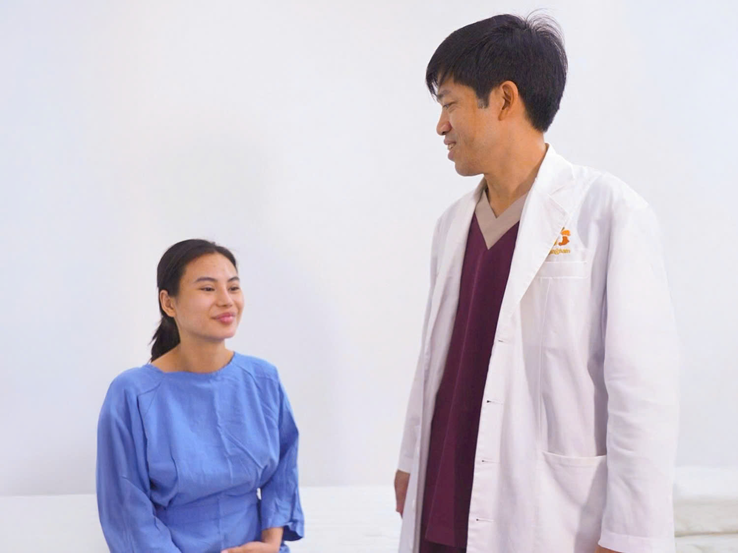 Bác sĩ Nguyễn Mạnh Cường động viên khách hàng trước khi phẫu thuật
