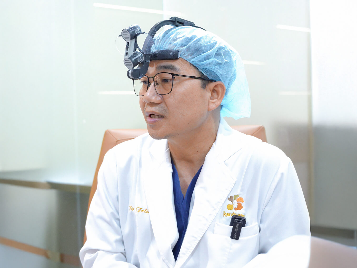 Bác sĩ Trần Huỳnh thăm khám và tư vấn giải pháp nâng ngực phù hợp cho chị Thúy