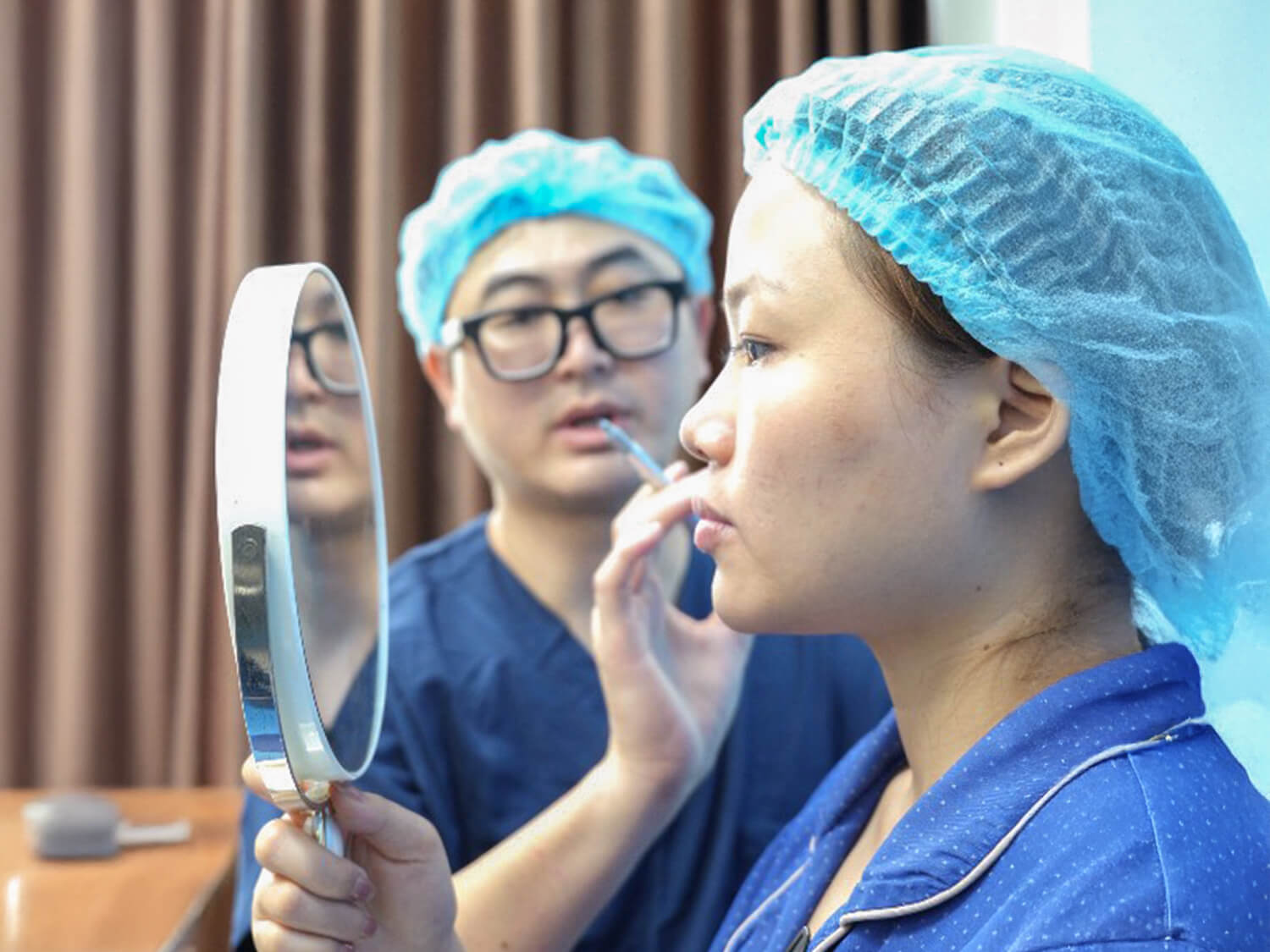 Bác sĩ Tân đo vẽ, phác thảo dáng mũi, nếp mí mới cho Hiền