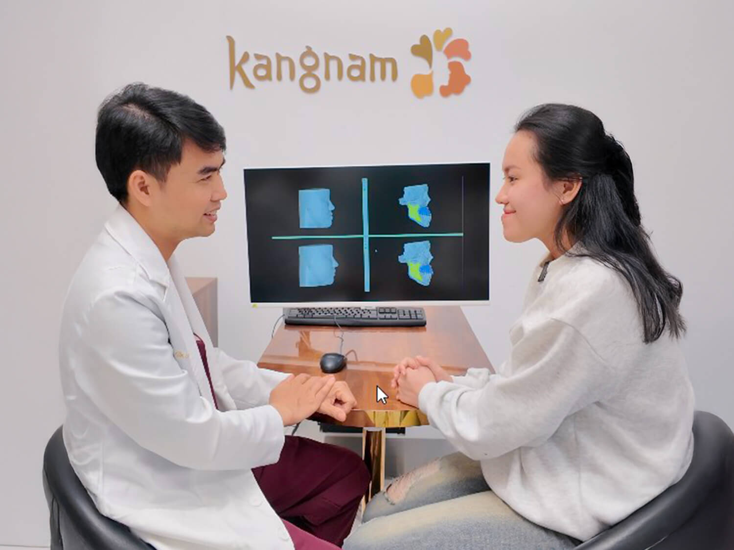 Bác sĩ Nguyễn Khắc Hảo thăm khám và lên phác đồ điều trị cho Quyên