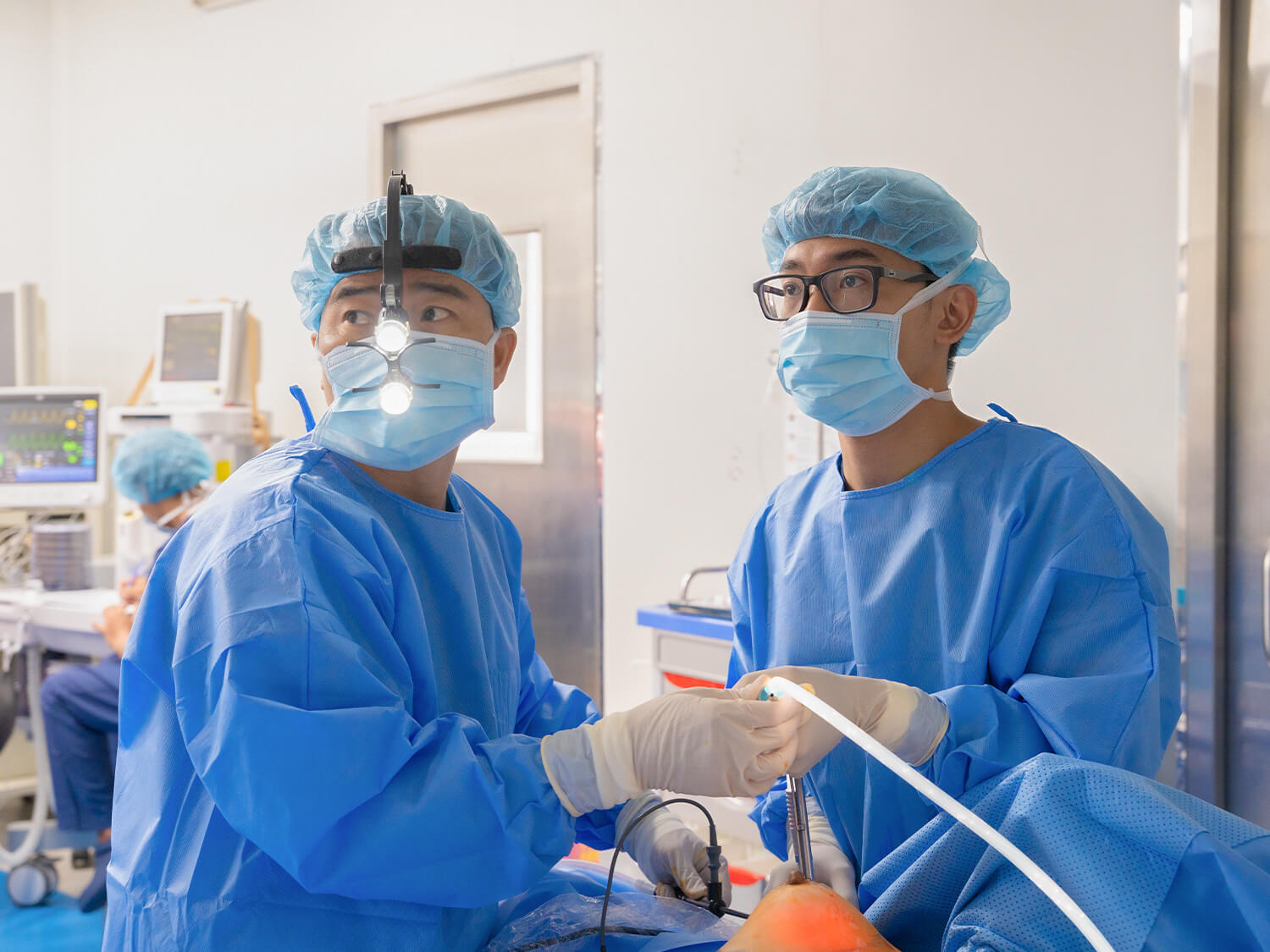 Quá trình thực hiện nâng ngực diễn ra chuẩn Y khoa trong phòng thủ thuật vô khuẩn của Kangnam