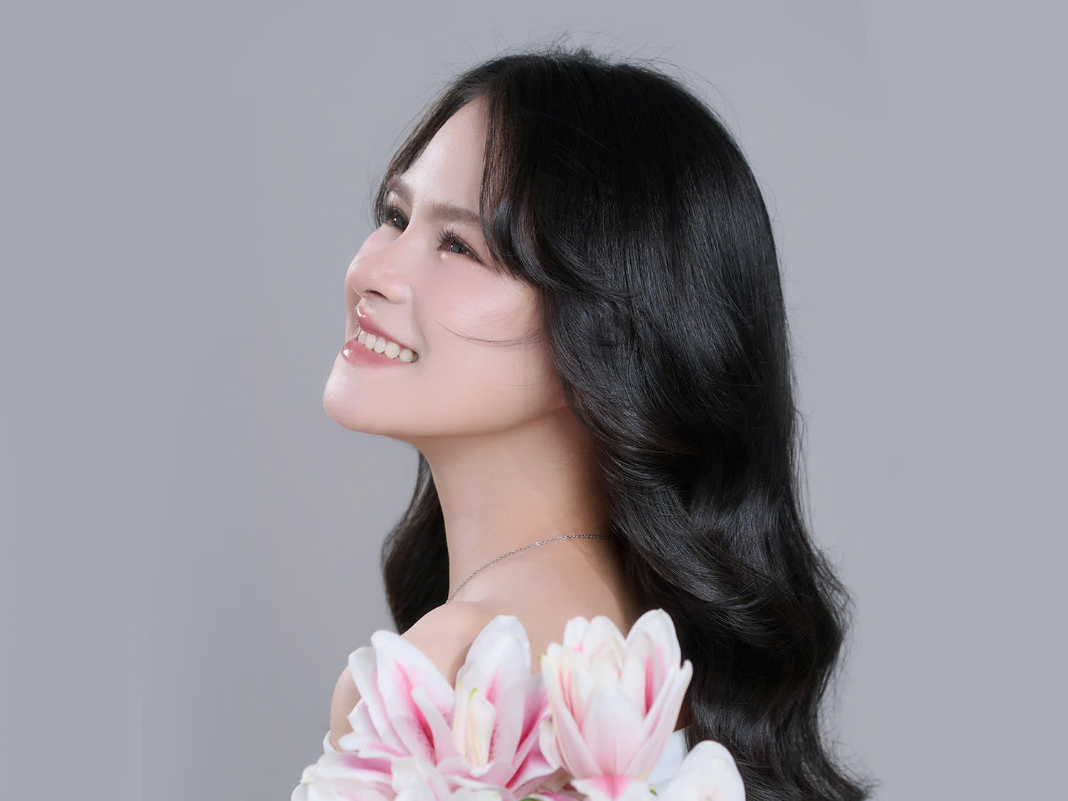 Sông mũi cao thanh thoát, gương mặt cân đối giúp Hương tự tin hơn rất nhiều
