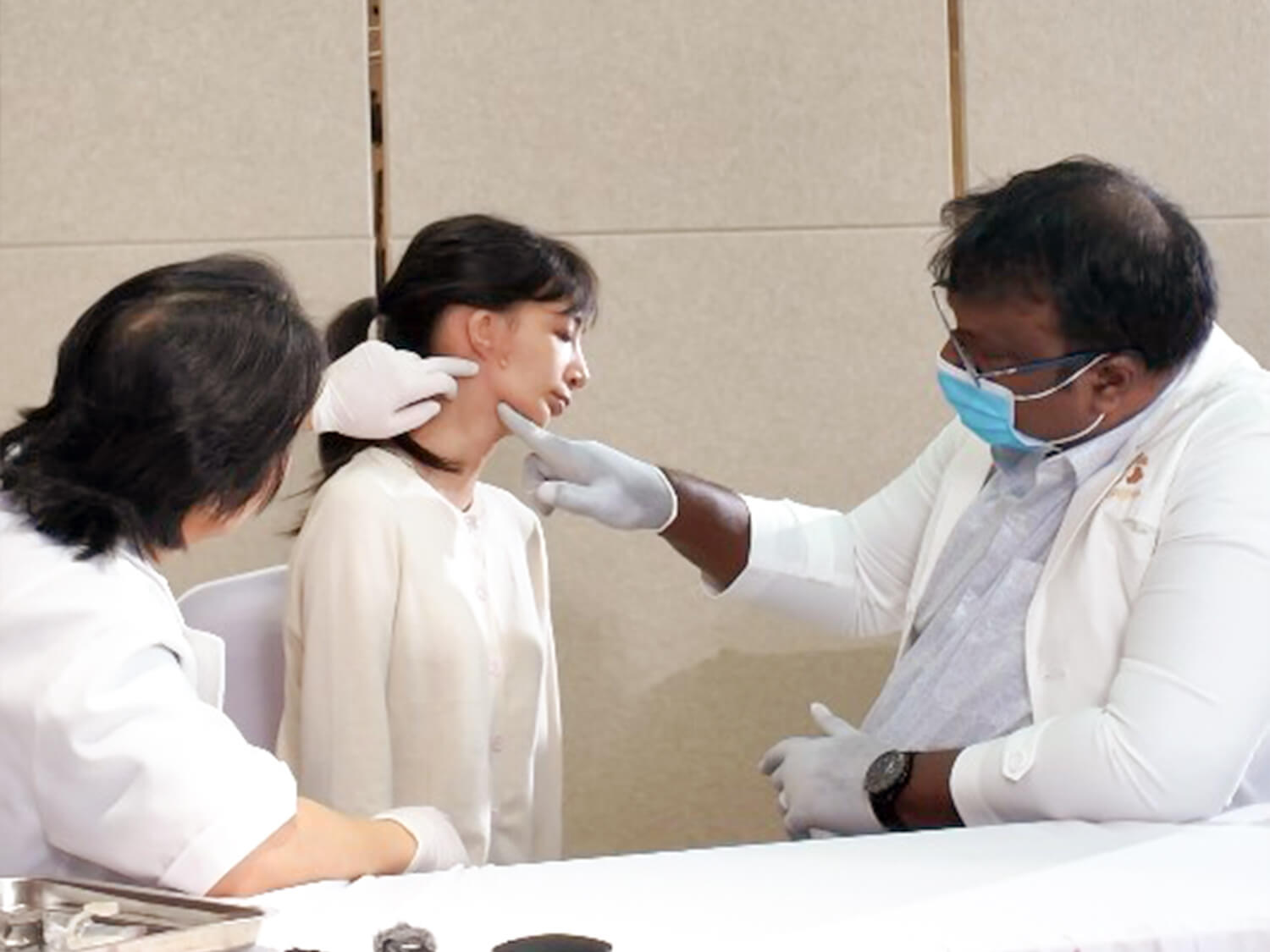 Các bác sĩ thực hiện thăm khám, đánh giá tình trạng của Nguyễn Thị Diệu