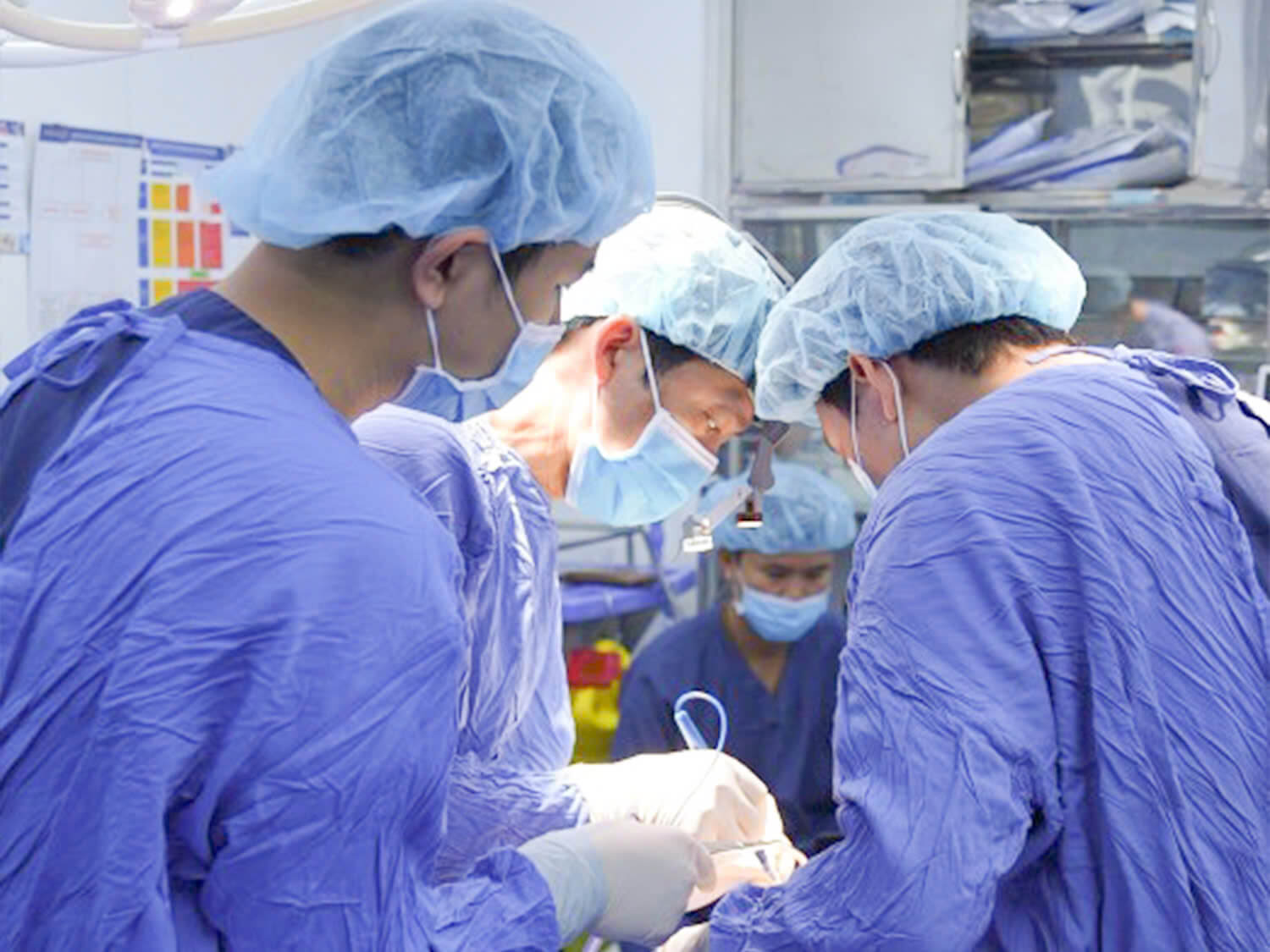 Quá trình phẫu thuật chỉnh sửa ngực diễn ra chuẩn Y khoa do bác sĩ Nguyễn Mạnh Cường trực tiếp thực hiện