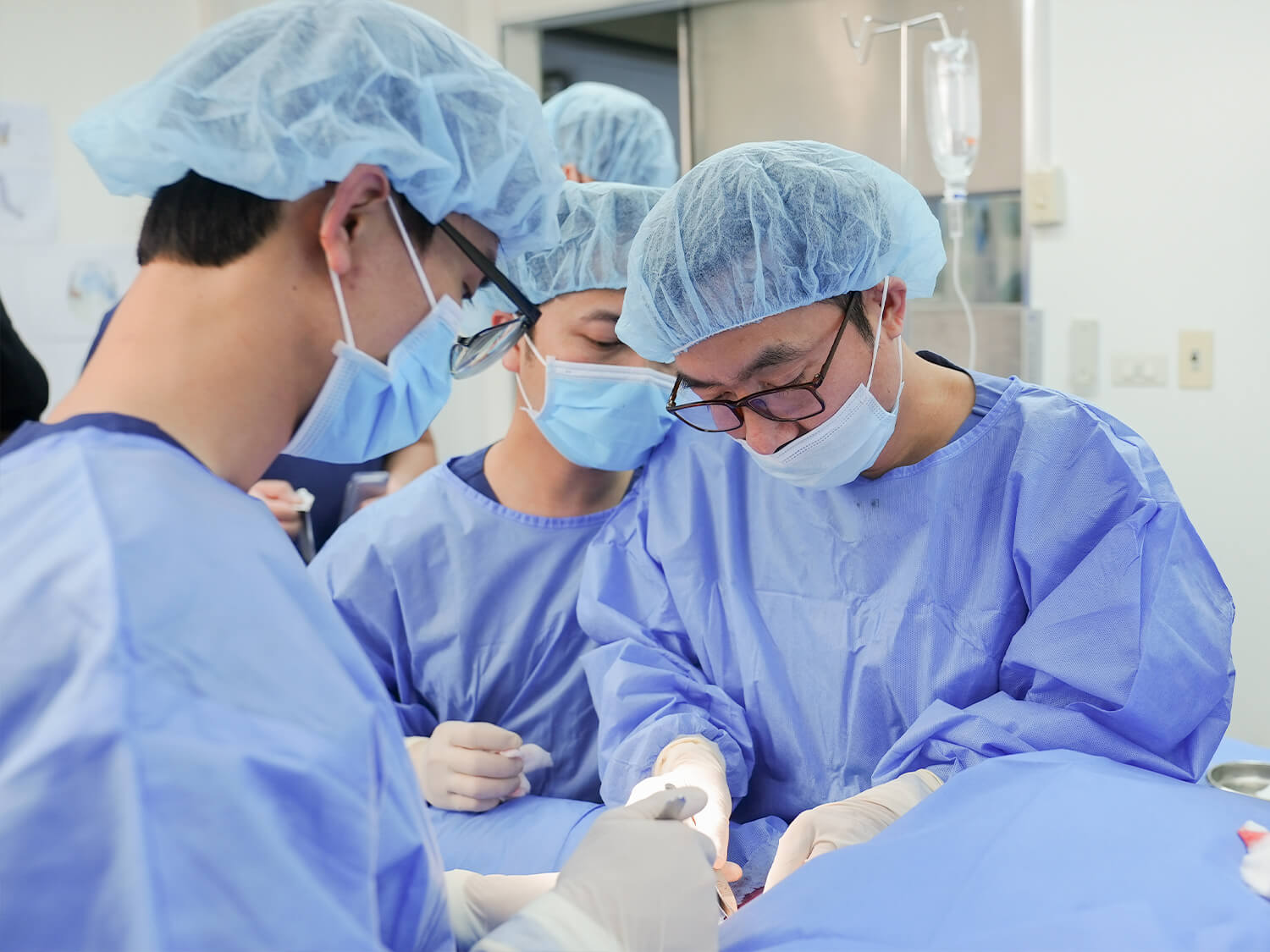 Quá trình phẫu thuật diễn ra nhiều giờ trong phòng thủ thuật chuẩn Y khoa
