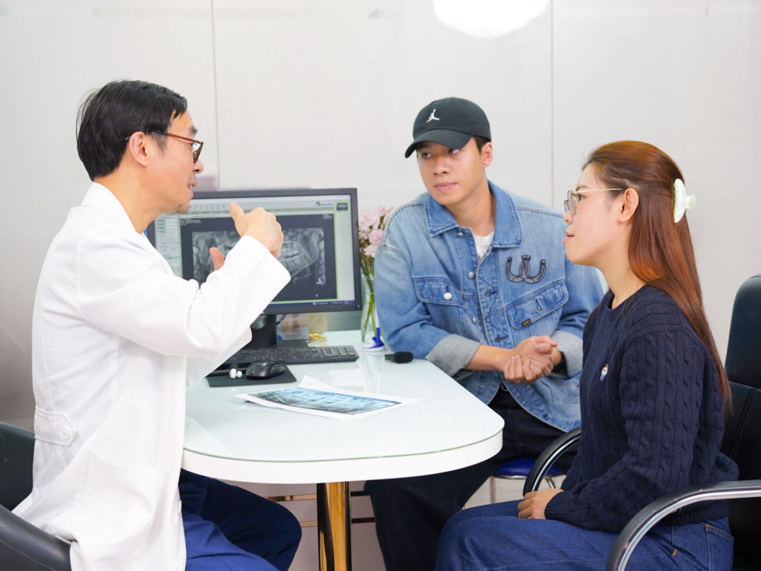 Bác sĩ Vũ Hữu Chỉnh thăm khám và tư vấn cho Phương Anh