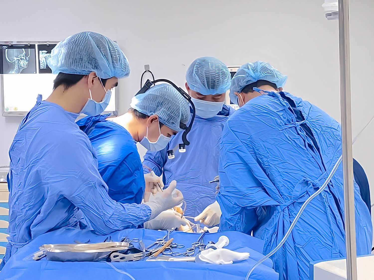 Thực hiện phẫu thuật nâng ngực theo quy trình chuẩn Y khoa