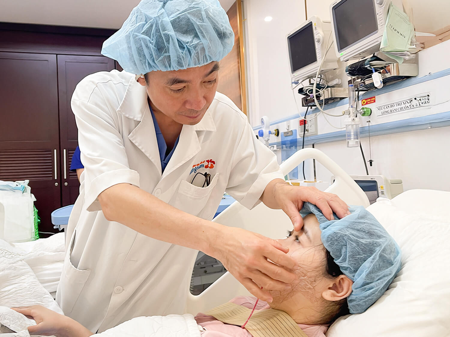 Sau phẫu thuật Linh được các bác sĩ chăm sóc và theo dõi tại phòng hậu phẫu của Bệnh viện Thẩm mỹ Kangnam Hà Nội