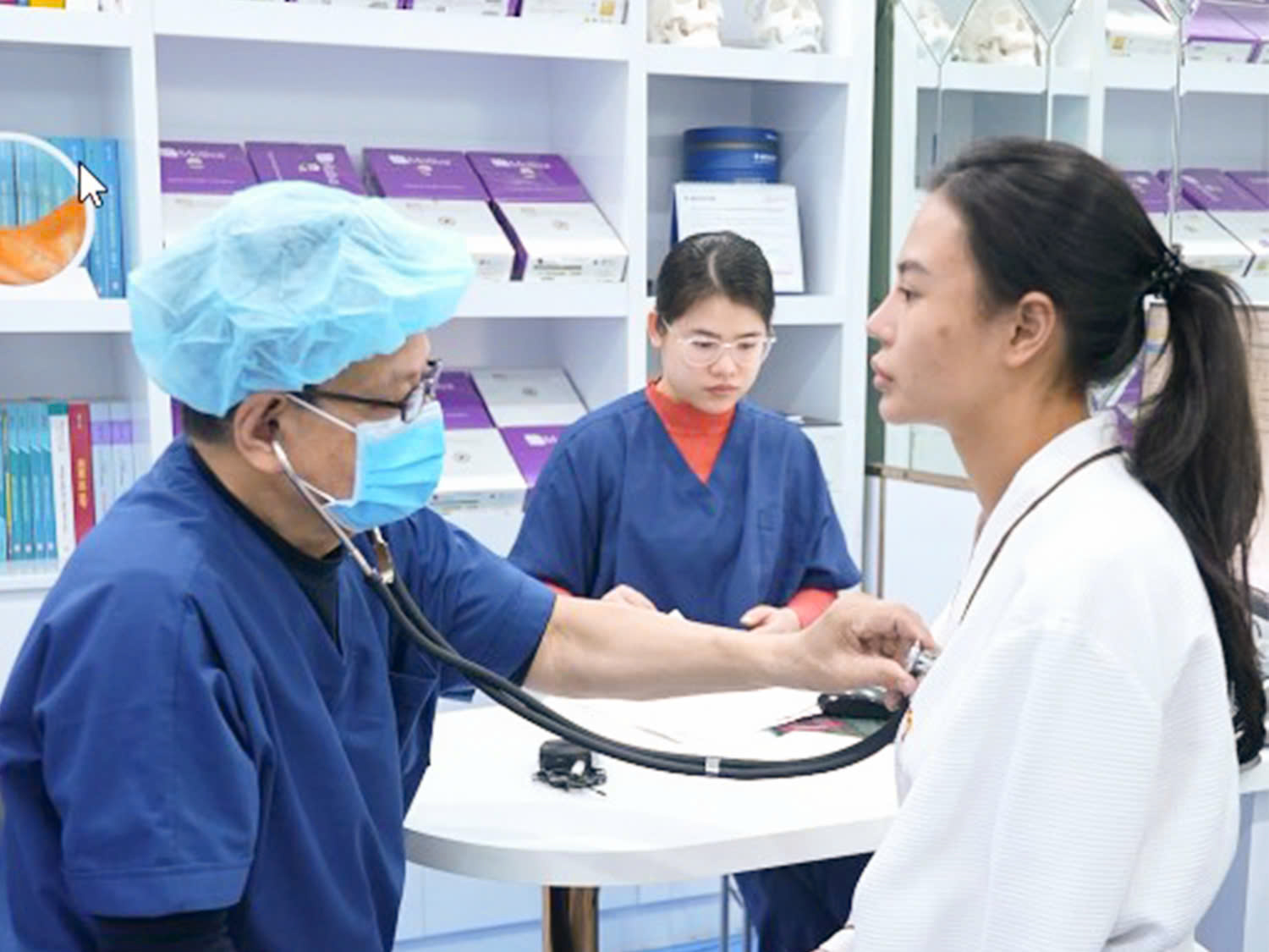 Hương Giang được thăm khám sức khỏe, làm các xét nghiệm trước khi phẫu thuật