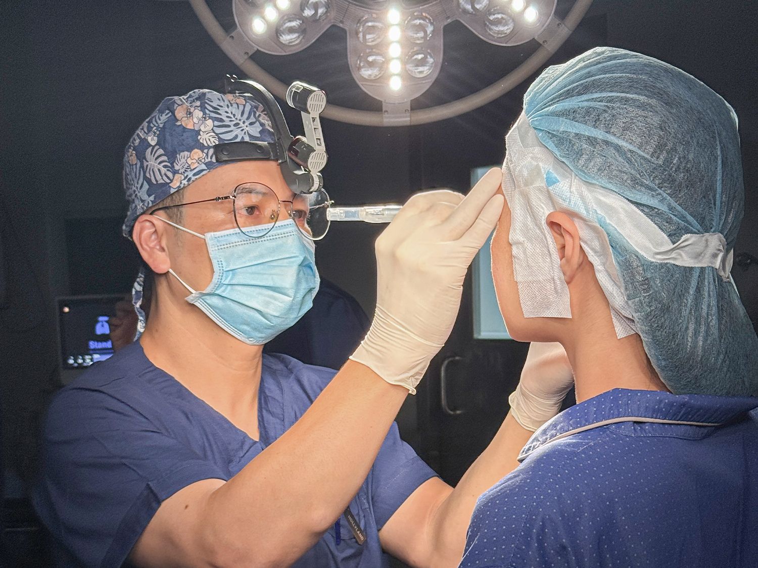 Bác sĩ Nguyễn Quốc Chí (Harvey Nguyễn) đo vẽ dáng mũi cho Mỹ Hương
