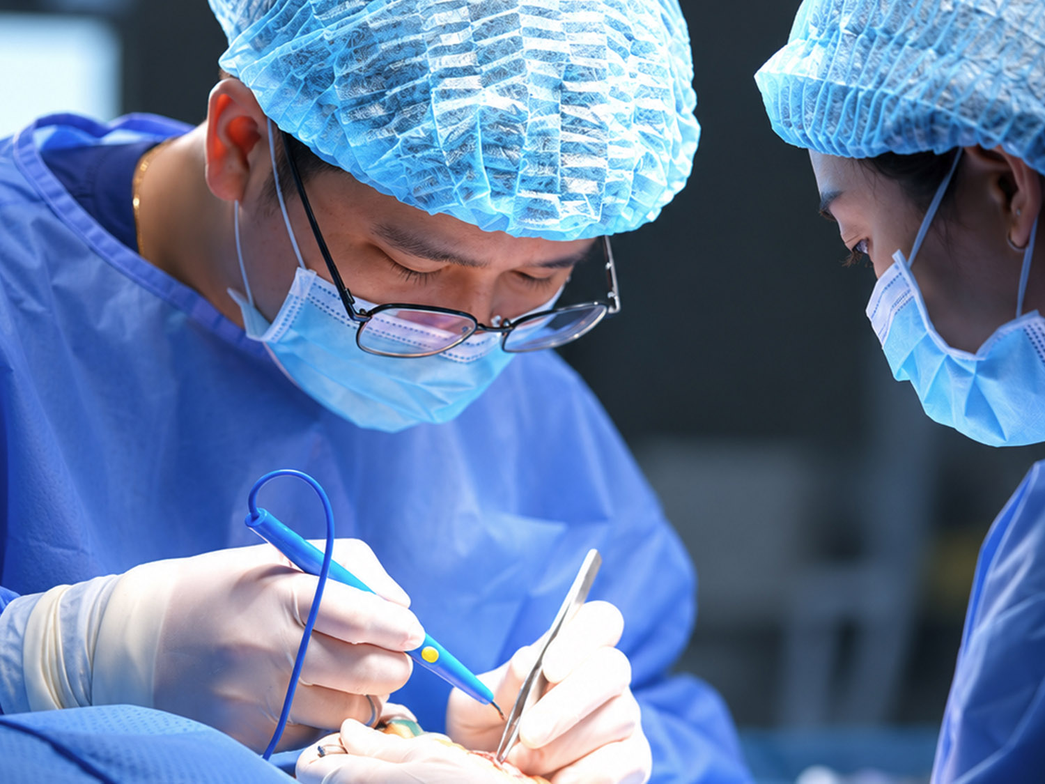 bác sĩ phẫu thuật cho Mai trong phòng vô trùng tại Kangnam