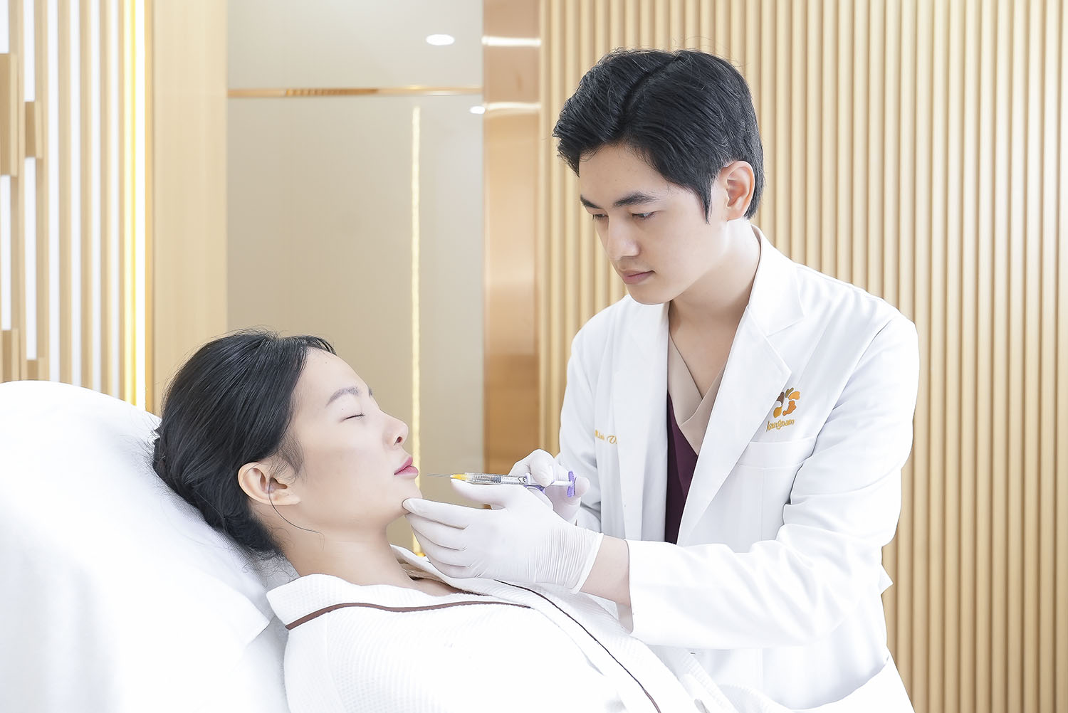 Bác sĩ Vương đang sử dụng kỹ thuật tiêm chuyên môn cao để đưa hoạt chất làm đầy vào các tầng da