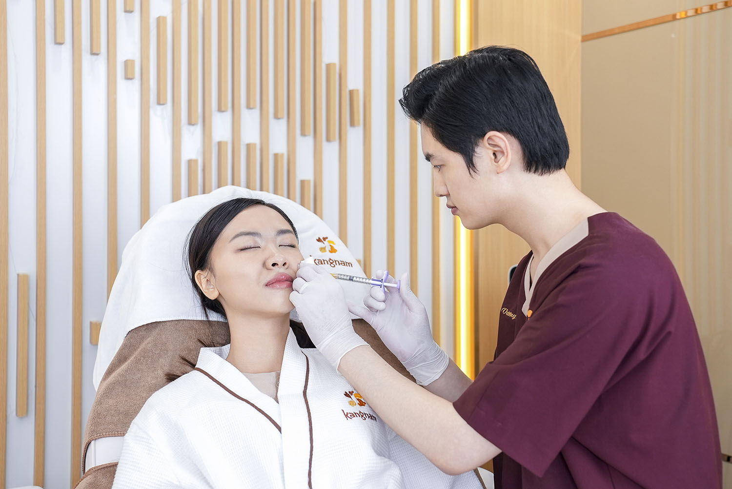Bác sĩ Đỗ Minh Vương tiêm filler cho khách Minh Anh