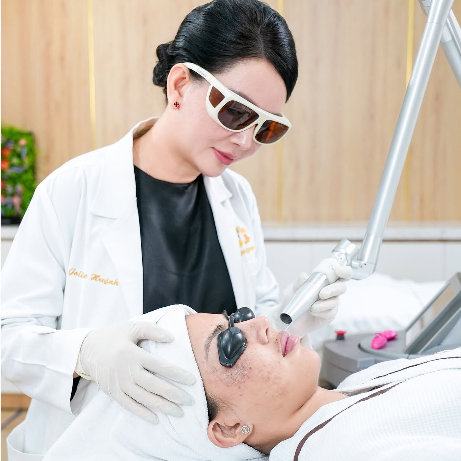 bác sĩ đang Trị liệu sắc tố bằng công nghệ cao cho Trân