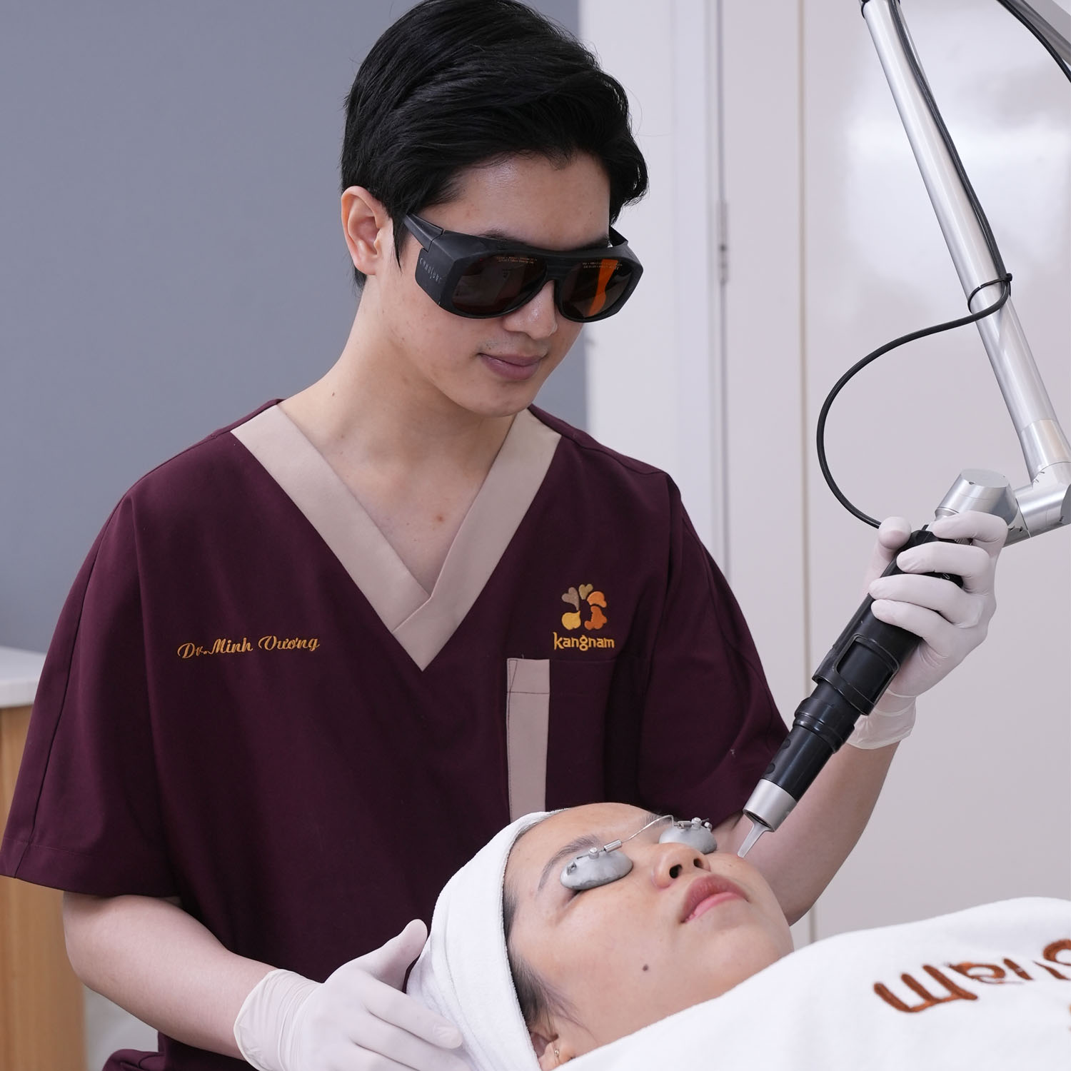 bác sĩ Vương Sử dụng công nghệ laser hiện đại tác động chính xác vào các tầng da