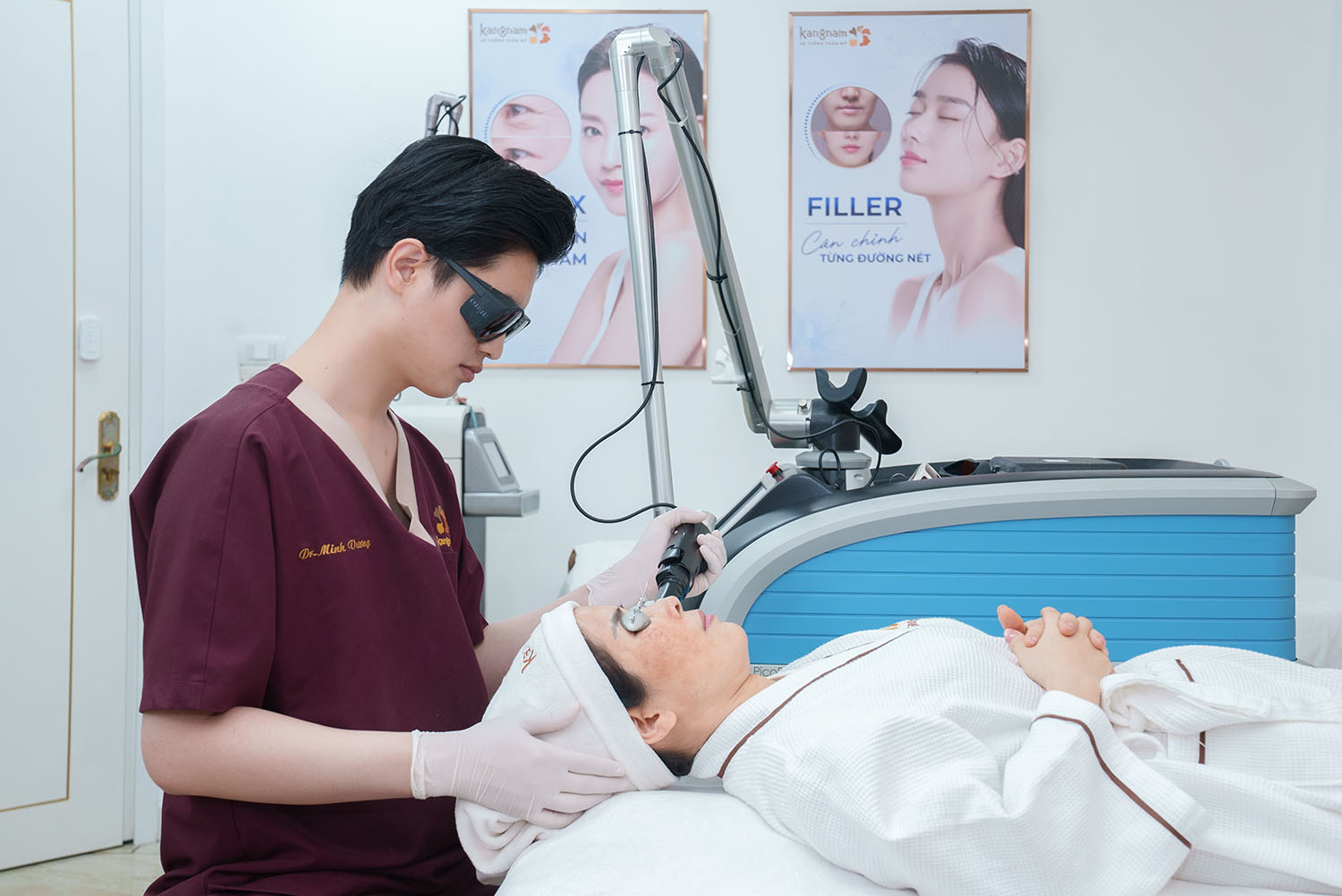 Bác sĩ Vương Phân rã sắc tố melanin bằng Laser công nghệ cao cho khách Vân Anh