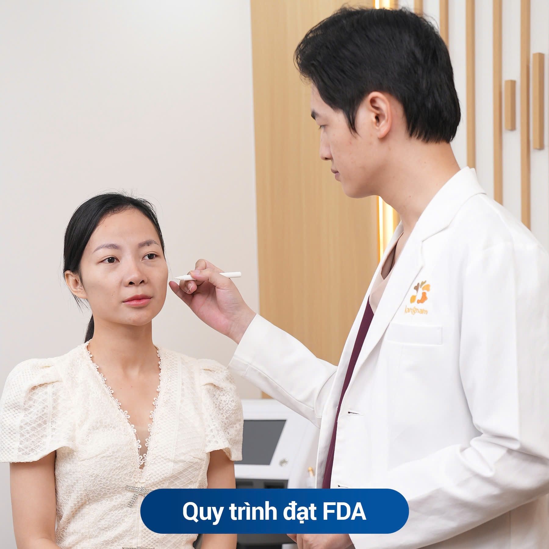 bác sĩ thăm khám và tư vấn vùng hóp trên gương mặt