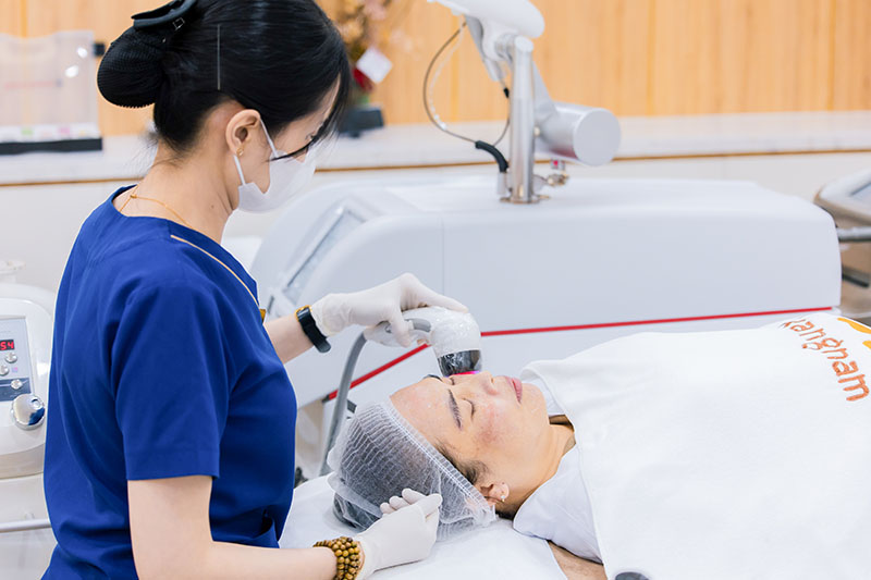 kangnam có đội ngũ kỹ thuật viên chuyên môn cao, đang thực hiện laser cho khách hàng