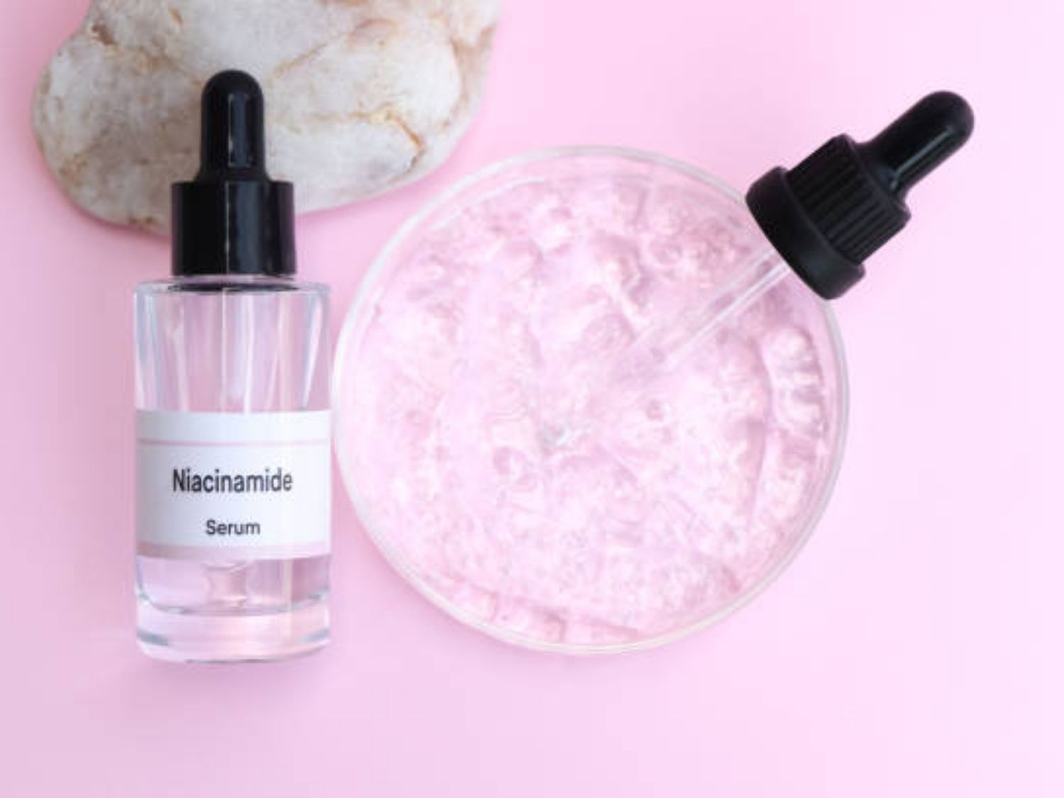 Niacinamide làm sáng da, hỗ trợ cải thiện các dốm sắc tố mờ dần