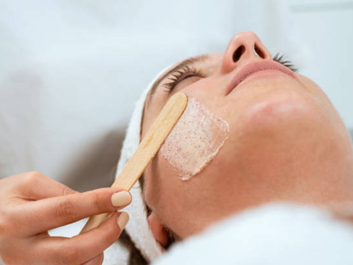 Peel da hóa học lột tẩy bề mặt da để xóa bỏ các đốm sắc tố nông