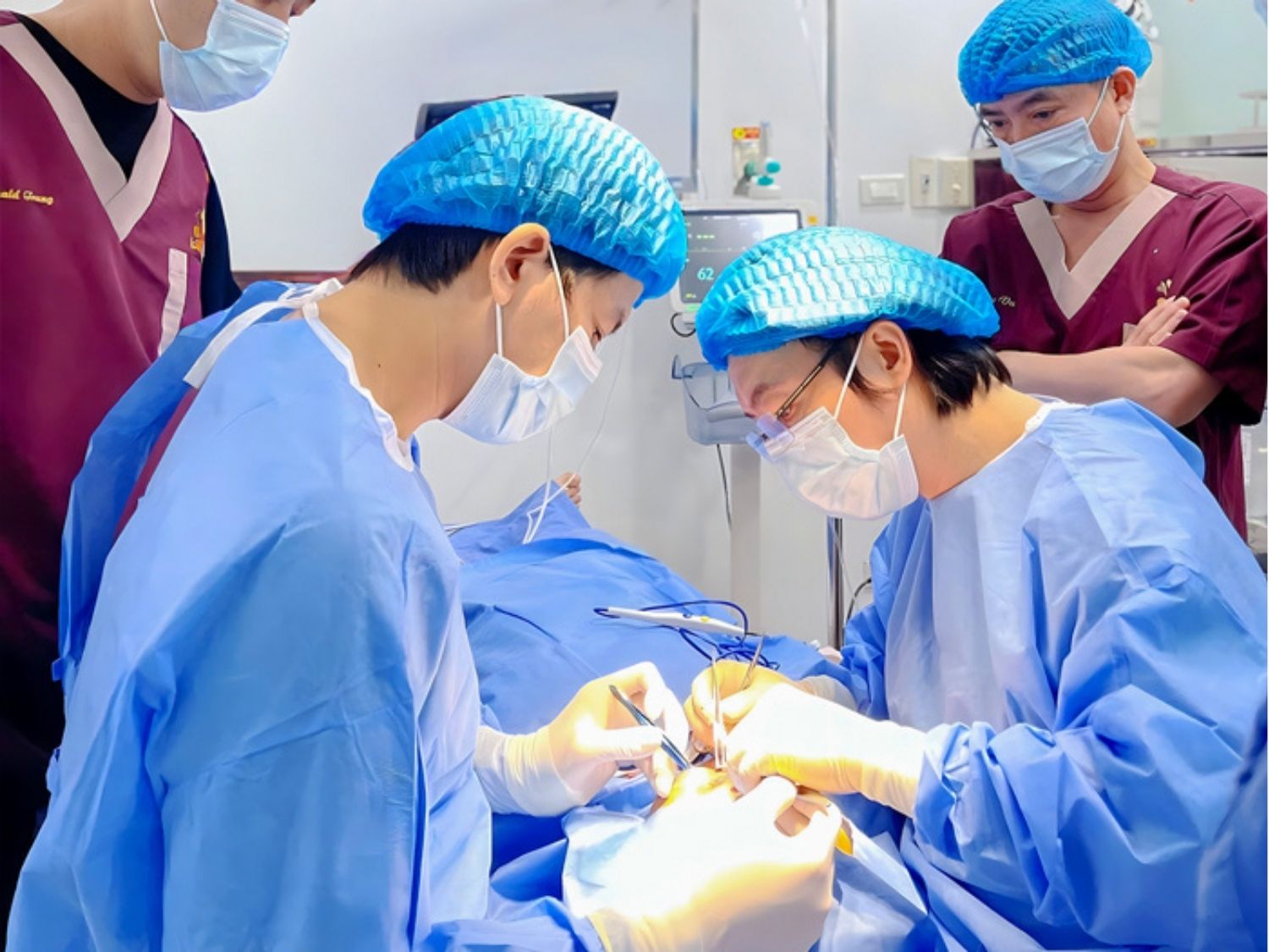 bác sĩ tiến hành gọt hàm cho khách hàng trong phòng vô trùng