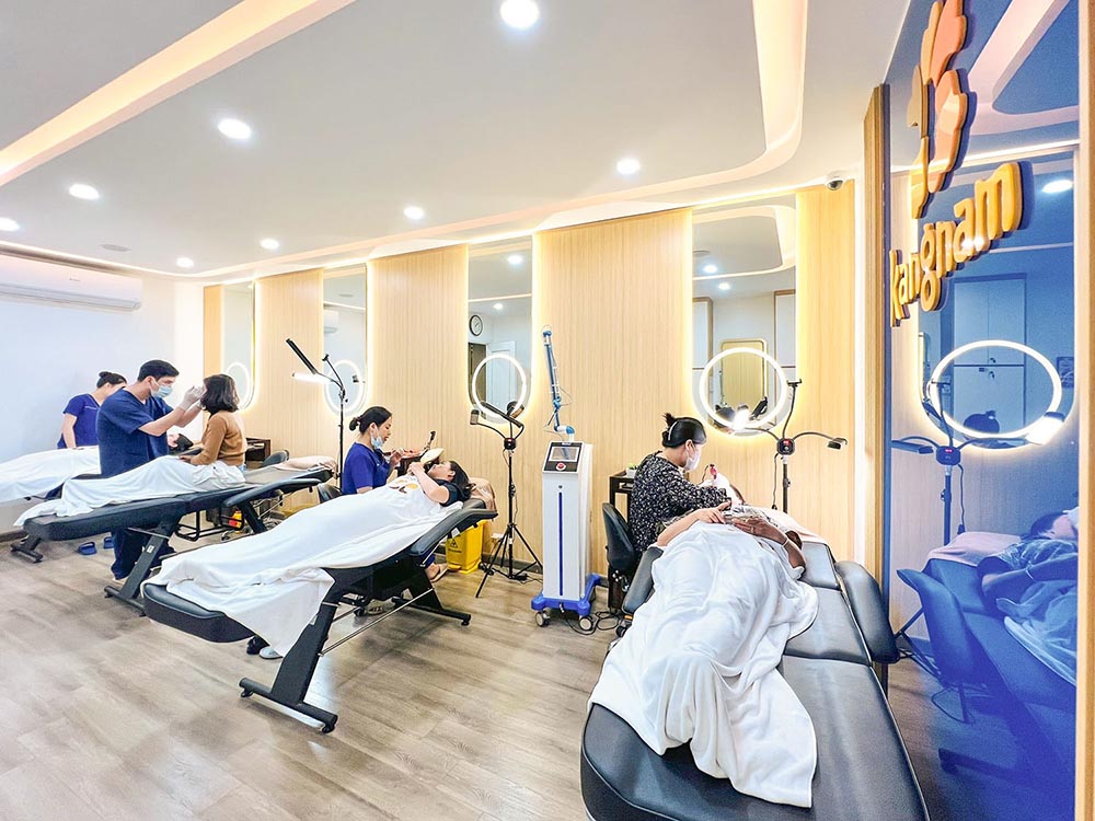 Kangnam có không gian rộng rãi, tiện nghi, khu vực phun xăm, xóa xăm lông mày nhiều giường để khách không chờ lâu