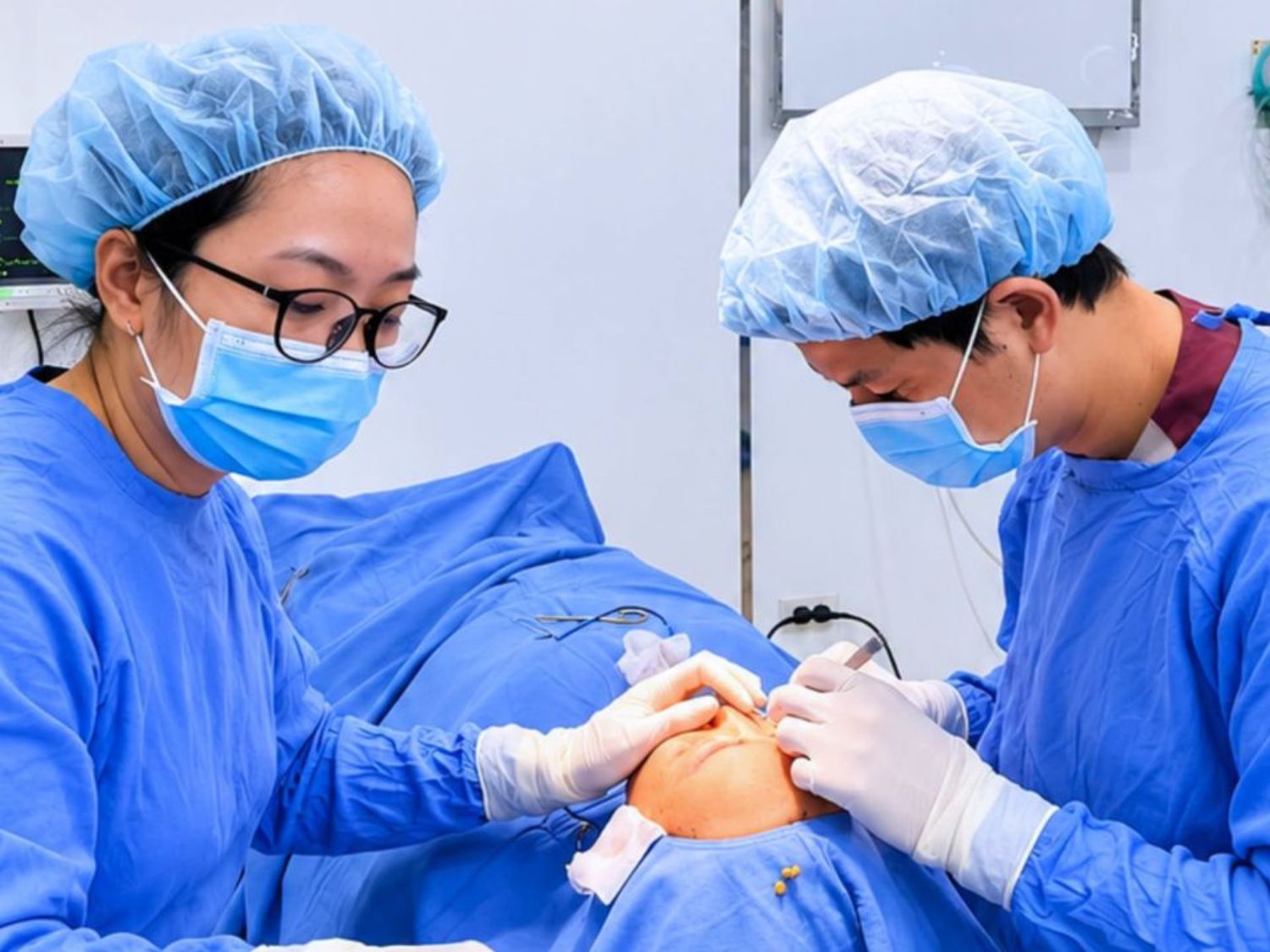 Quá trình phẫu thuật cần được thực hiện trong phòng thủ thuật chuẩn y khoa, dưới bàn tay của bác sĩ chuyên khoa nhiều kinh nghiệm