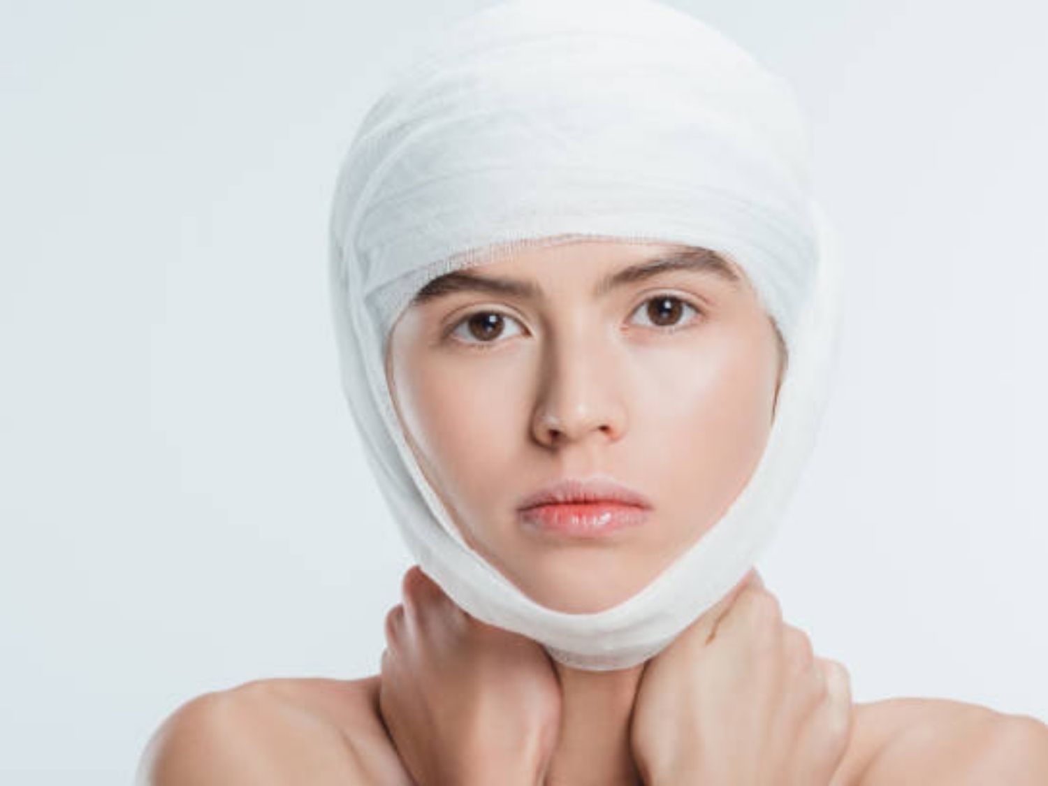 Nguyên nhân gây lệch mặt sau tai nạn chủ yếu do gãy hoặc rạn nứt các cấu trúc xương vùng mặt, Tổn thương dây thần kinh số VII